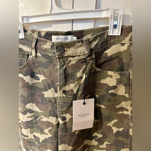 💚NWT VICI Hidden Denim Lucienne Camo Straight Leg Pants💚 - Picture 4 of 6